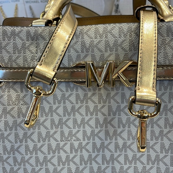 MICHAEL KORS 
Reed Large Central Zip Graphic Logo Belted Satchel
Pale Gold 
NWT - Picture 2 of 16